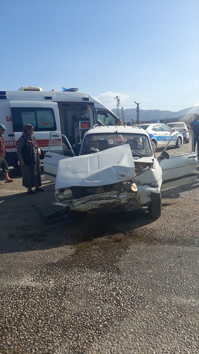 Alaşehir'de iki otomobilin çarpıştığı kazada iki kişi yaralandı