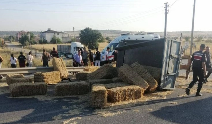 Banaz'da traktör ile otomobil çarpıştı! 4 kişi yaralandı