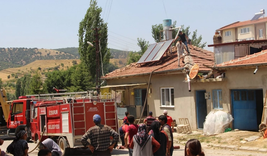 Afyonkarahisar'da çıkan yangında iki ev zarar gördü