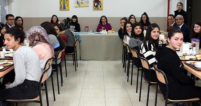 Vali Funda Kocabıyık Yatılı Kız Öğrencilerle Akşam Yemeğinde Bir Araya Geldi