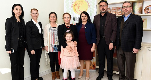 Vali Funda Kocabıyık, Uşak Çölyak PKU Elele Derneğini Ziyaret Etti
