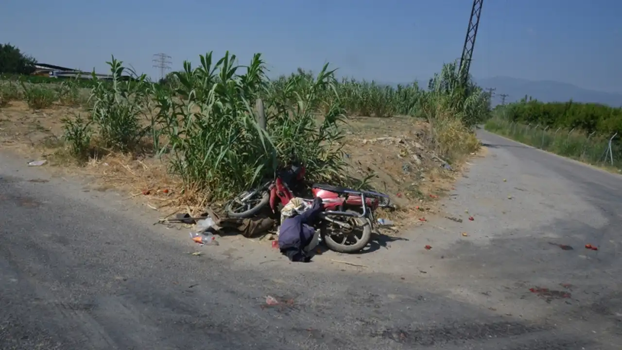 Manisa'da Otomobille Çarpışan Motosikletin Sürücüsü Hayatını Kaybetti