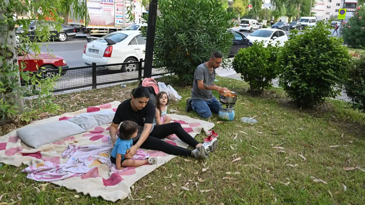 Evlerini Terk Etmek Zorunda Kalan İki Çocuklu Aile, Parkta Battaniyenin Üzerinde Yaşıyor