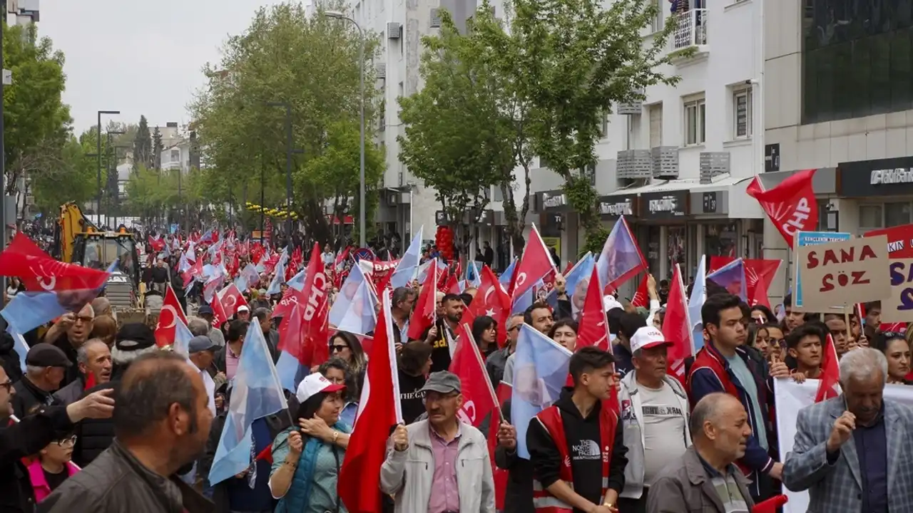 Uşak CHP'de Tartışma, Muhalefet Kanadı Muhalif Adaya Karşı Çıkıyor...