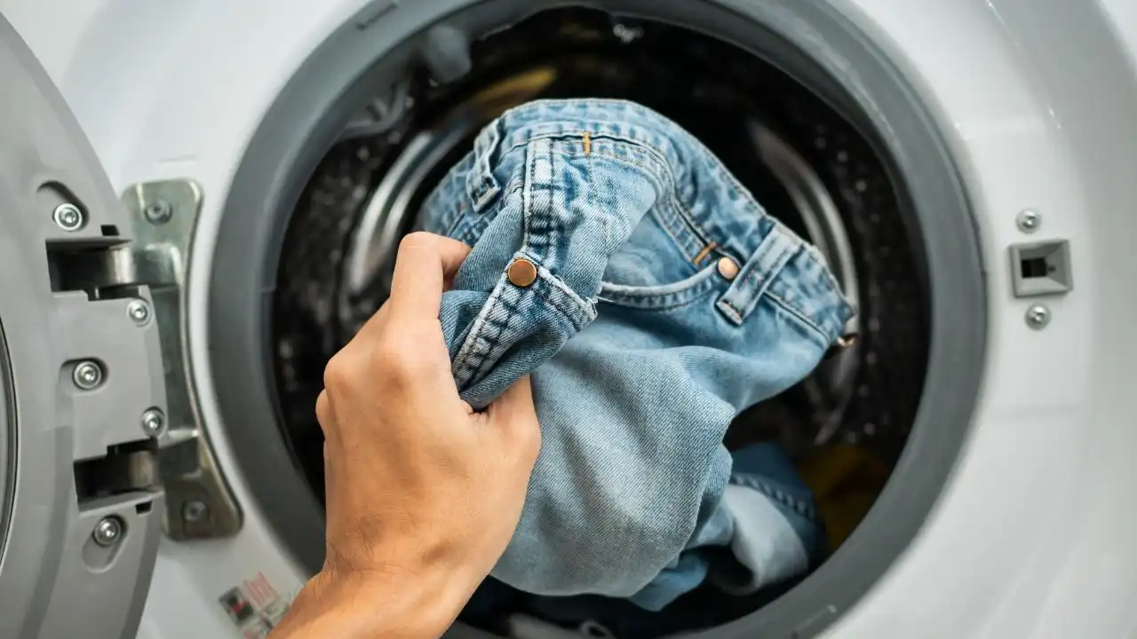 Dünyaca ünlü kot markası duyurdu: kot pantolonları bunca yıl yanlış yıkamışız! İşte o püf noktaları…