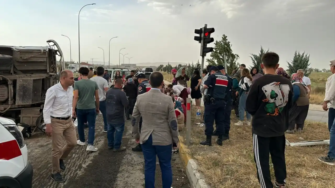 Tarım İşçilerini Taşıyan Minibüs İle Kamyon Çarpıştı: 25 kişi Yaralandı