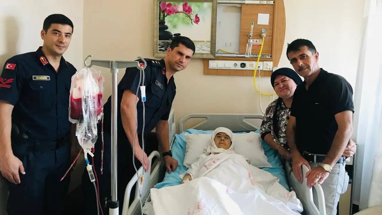 Jandarma, Şehit Annesi İçin Kan Bağışında Bulundu