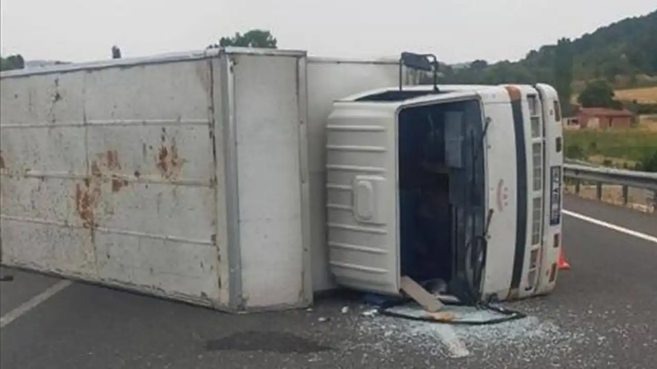 Uşak'ta Kamyon Kontrolden Çıkarak Yola Devrildi: 1 Yaralı