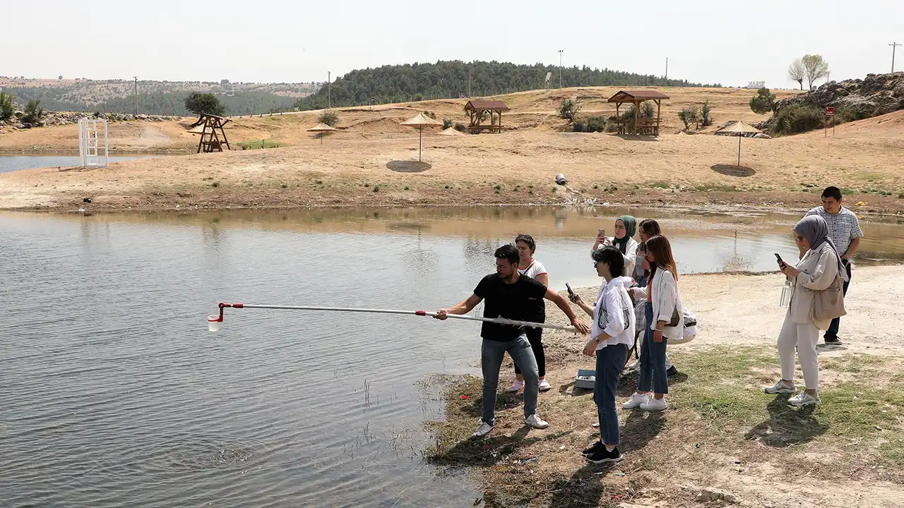 Uşak Tarım ve Orman İl Müdürlüğü, Karaağaç Göleti'nde Nitrat Analizi Uygulamalarını Stajer Öğrencilere Anlattı