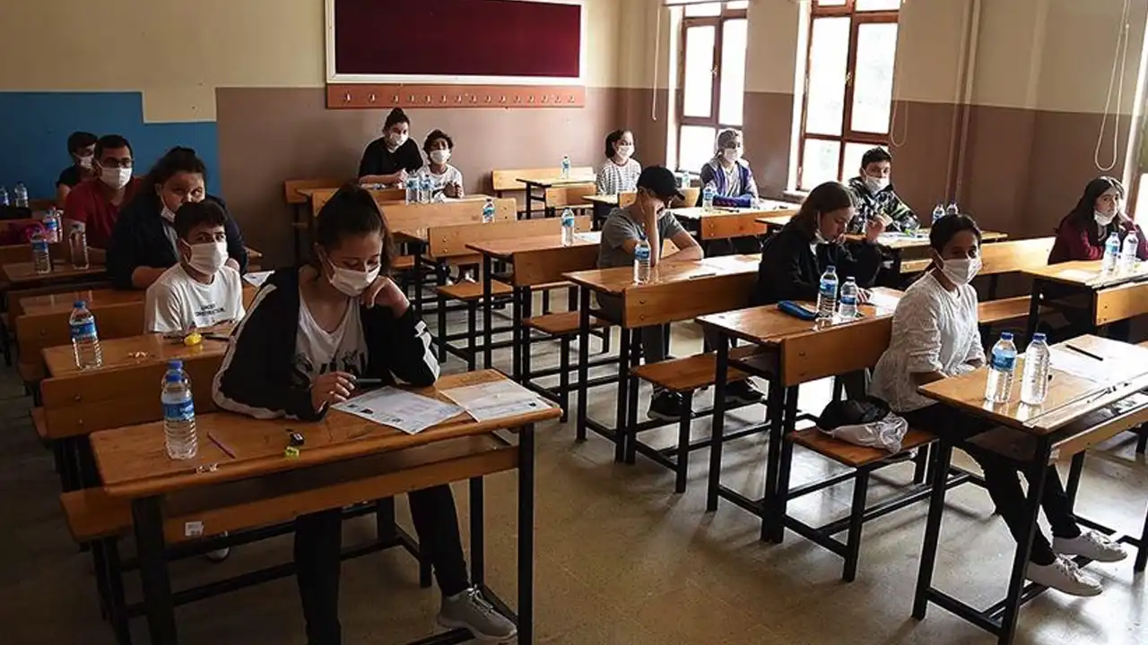 Uşak'ta En Çok Merak Edilen Konu...Lisede Sınıfta Kalma Geri Mi Getirildi?