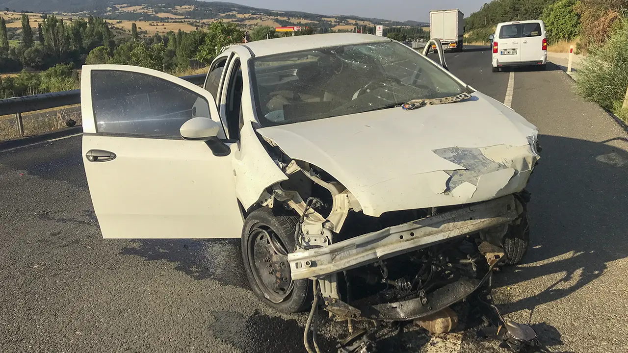 Banaz-Paşacık Mevkiinde Bariyerlere Çarpan Otomobildeki 2 Kişi Öldü