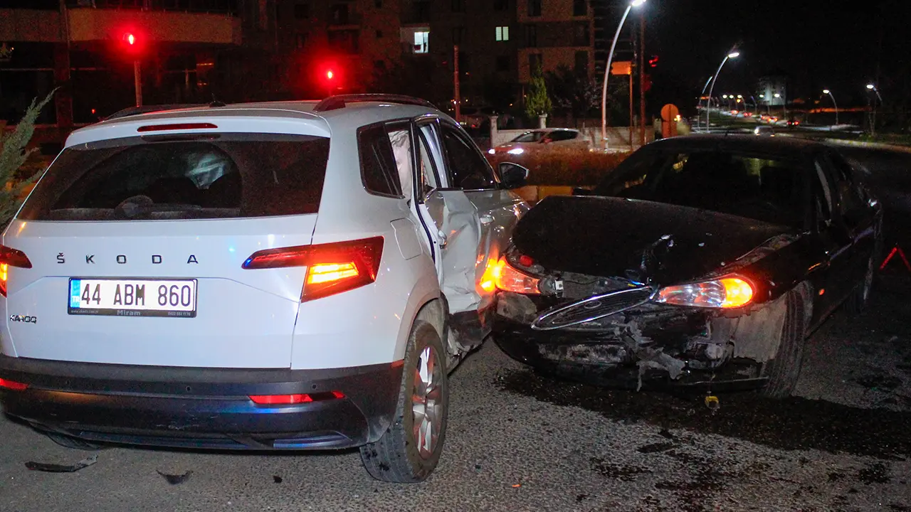 Uşak'ta İki Otomobil Birbirine Girdi: 3'ü Çocuk, 5 Yaralı