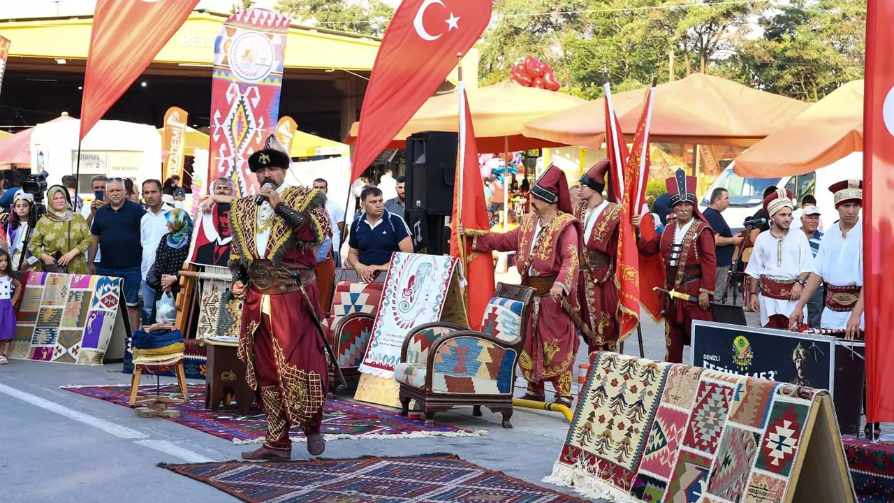 Eşme'de Kilim Festivali Başladı! Coşkulu Şekilde Devam Ediyor..