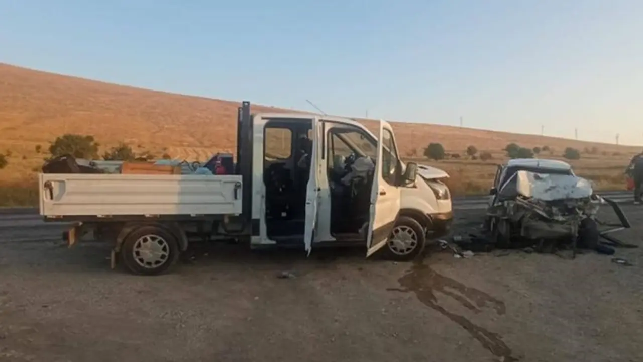 Dinar'da Kamyonet İle Otomobil Çarpıştı! 2 Ölü, 5 Yaralı