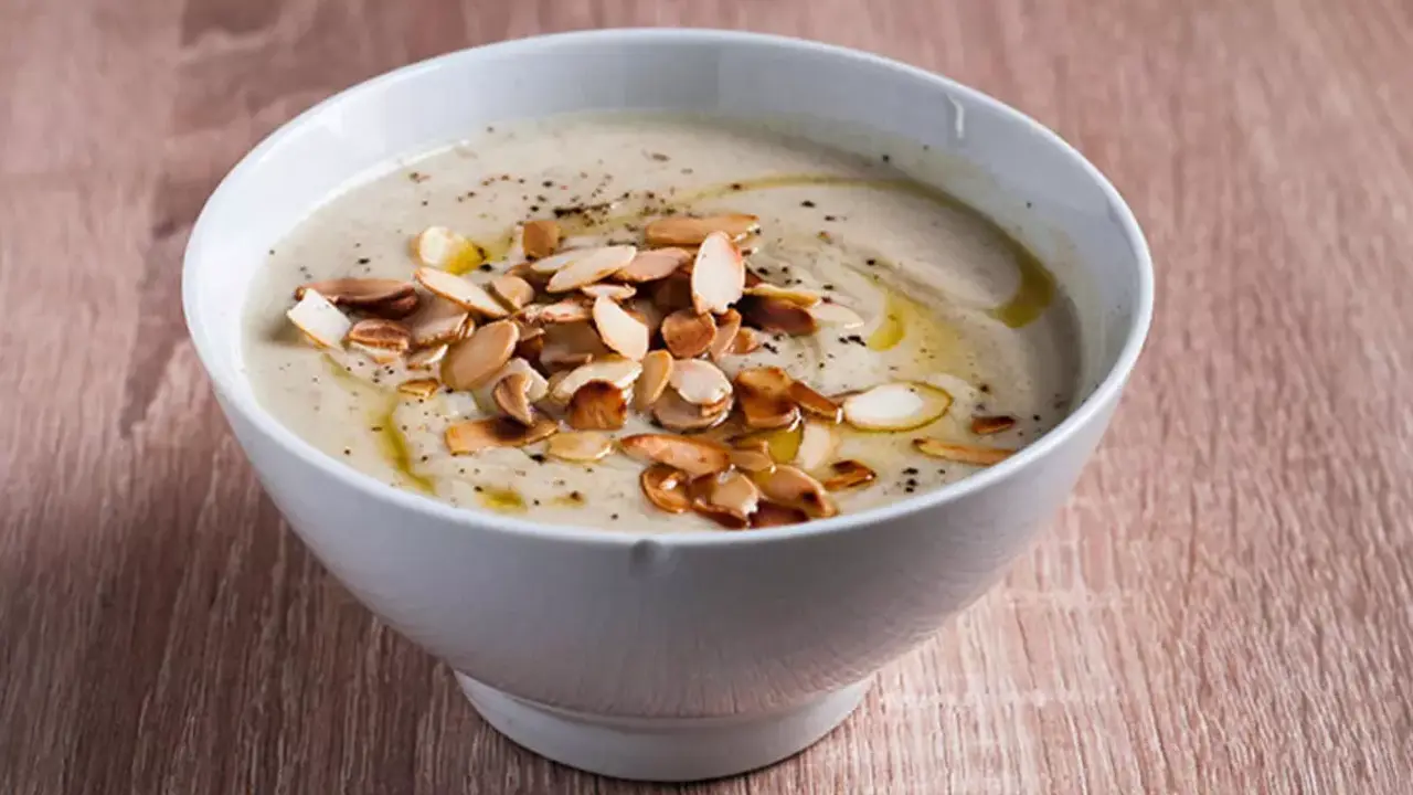 Datçalılar Kışın Bağışıklıklarını Böyle Koruyormuş! Bademli Tavuk Çorbası Tarifi