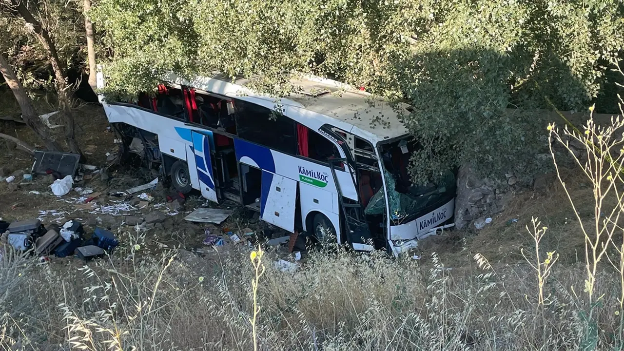 Yolcu Otobüsü Şarampole Düştü..12 Kişi Öldü