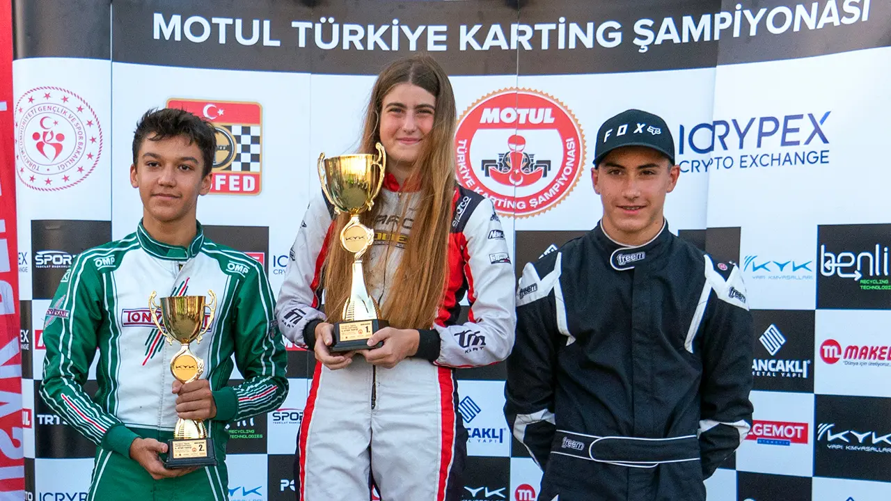 Uşak’ta Düzenlenen Karting Yarışında Kadın Sürücü Birinci Oldu