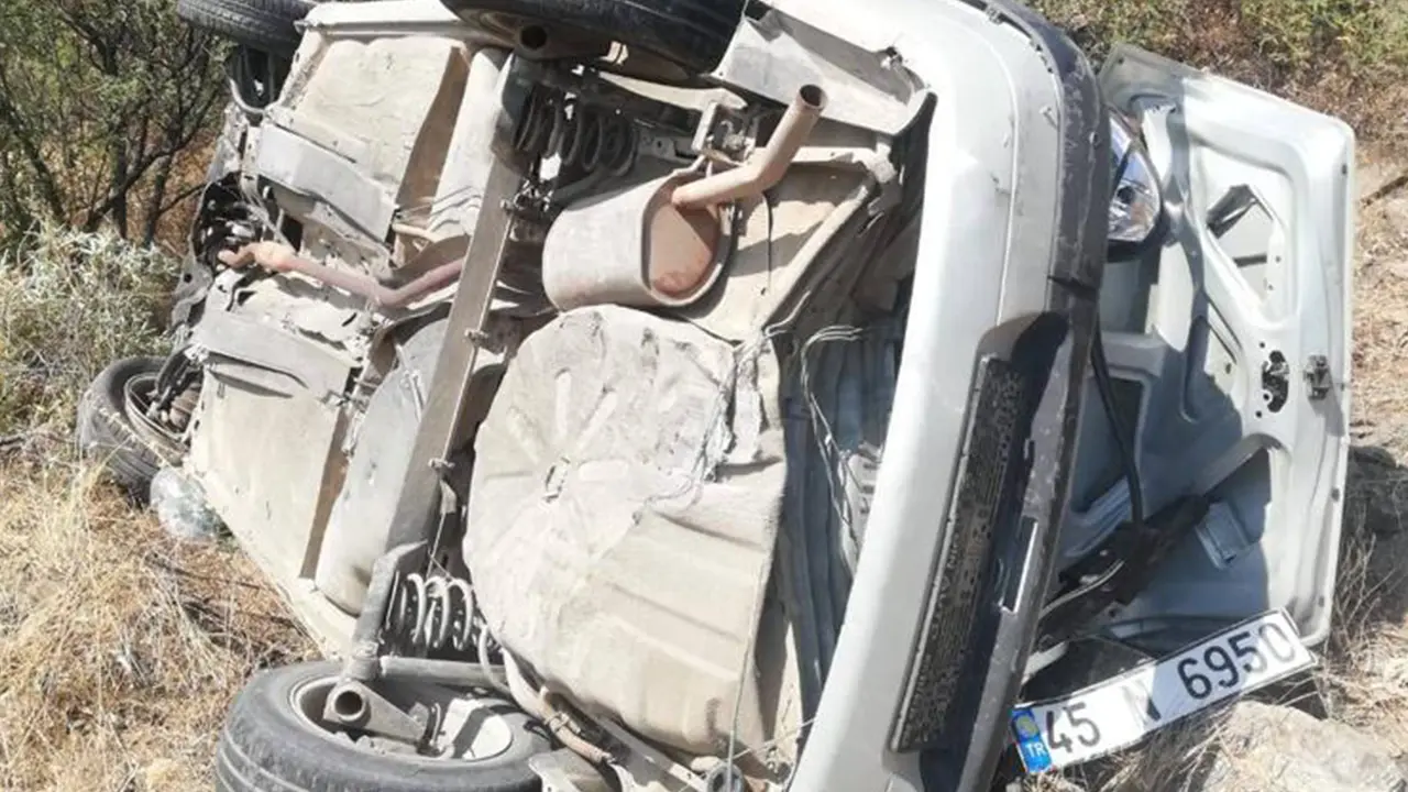 Uşak'ta İçinde 2 Yaşında Çocuk Bulunan Otomobil Şarampole Devrildi