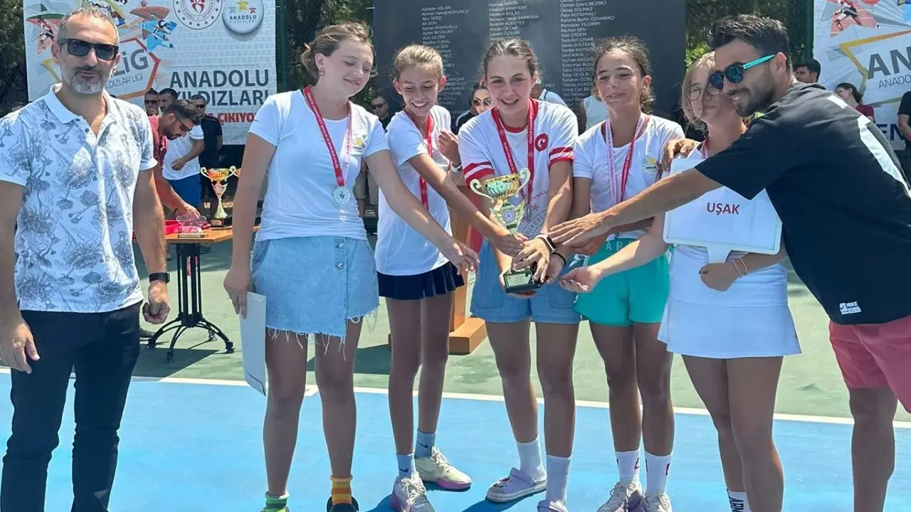 Uşak Tenis Kız Takımından Tarihi Başarı