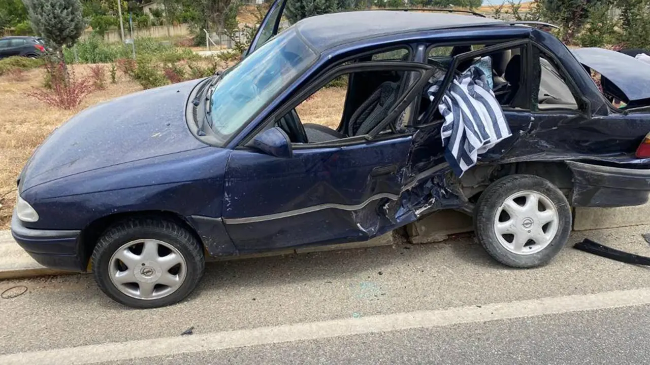 Tali Yoldan Çıkan Araç Kazaya Neden Oldu: 3 Yaralı