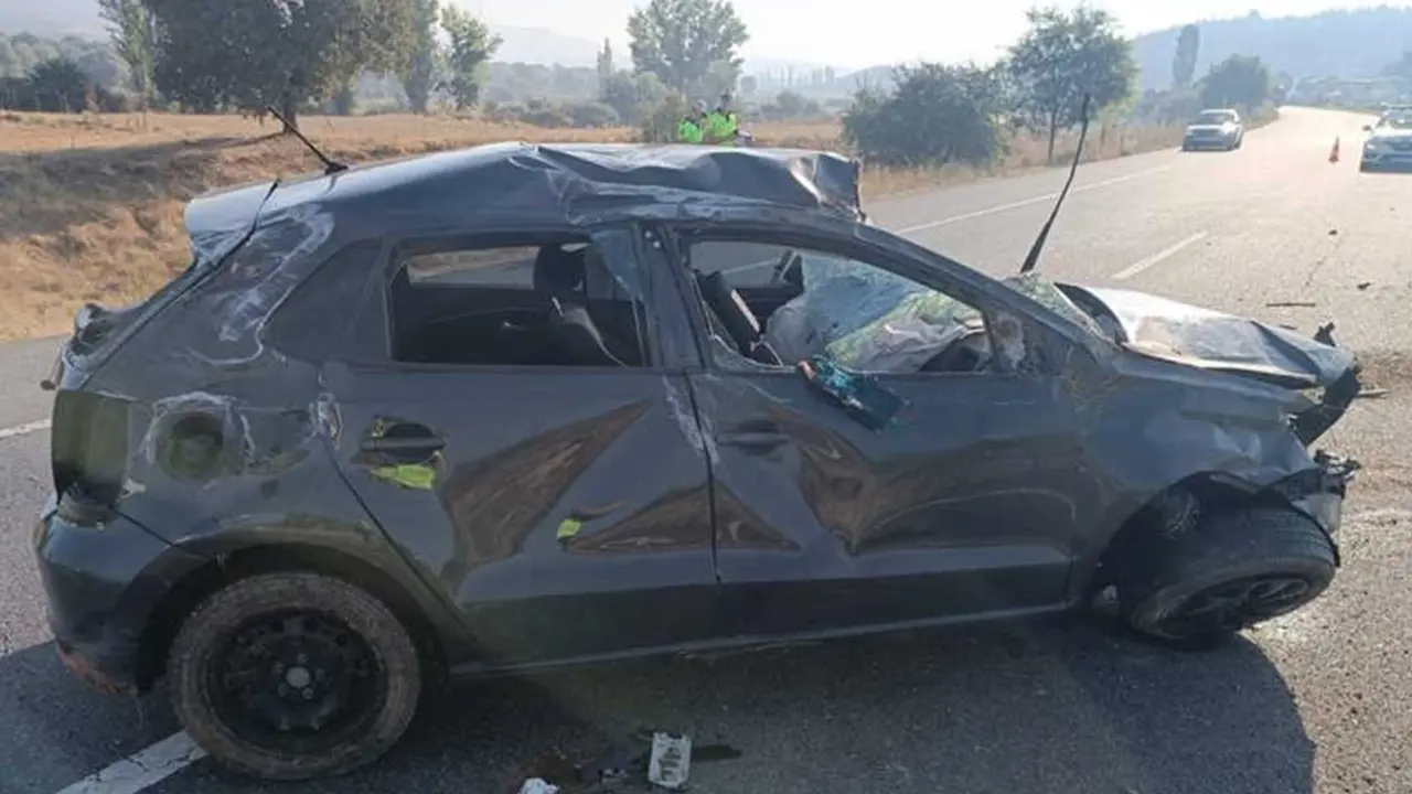 Uşak Yenişehir Köyü Yakınlarında Otomobil Refüje Çarptı: 3 Yaralı