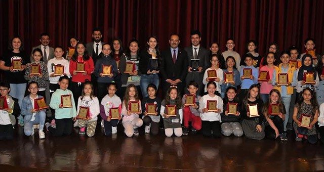 Çocuk Sesler Korosu Plaketlerini Başkan Cahan'ın Elinden Aldı