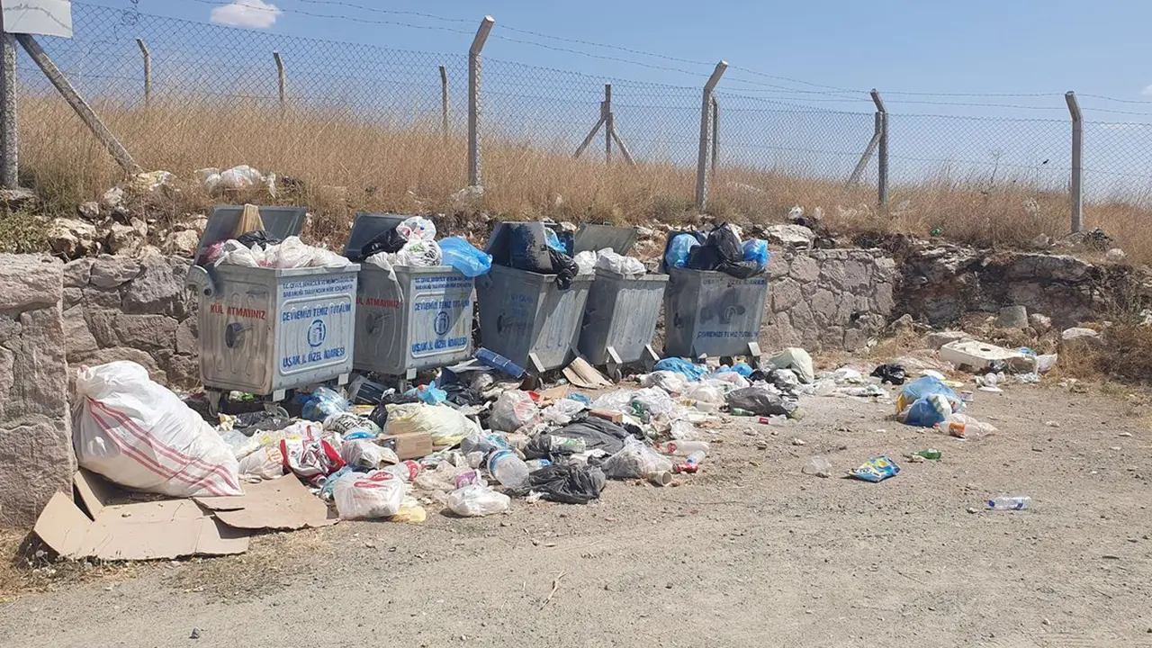 Hobi Bahçesi, Çöp Bahçesi Oldu! Heryer Çöp içinde...