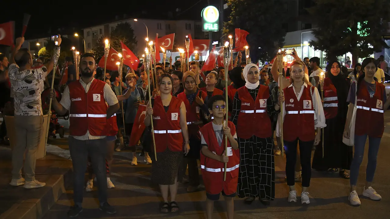 Uşak'ta 30 Ağustos Zaferi'nin 101. yıl dönümü dolayısıyla fener alayı yürüyüşü yapıldı