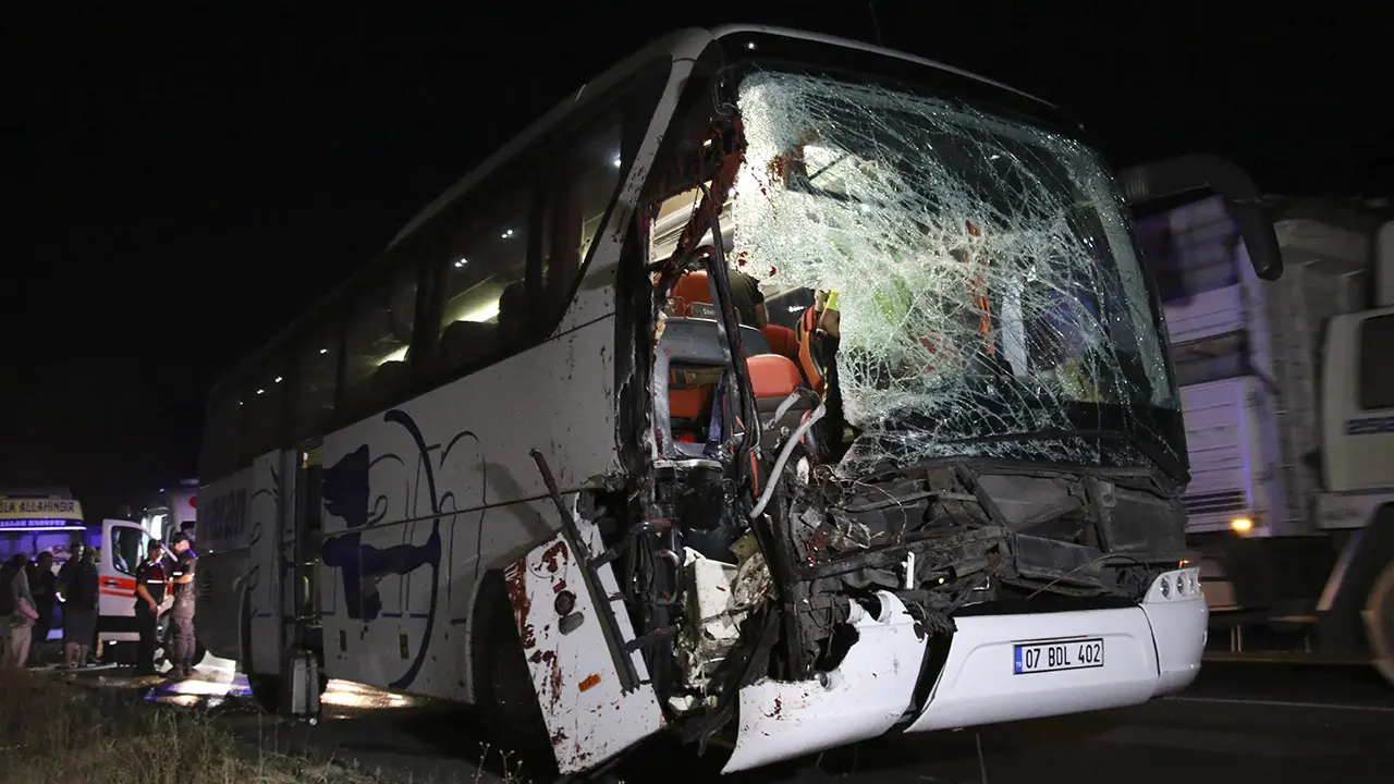 Uşak Banaz'da Yolcu Otobüsü Tıra Çarptı: 15 Yaralı