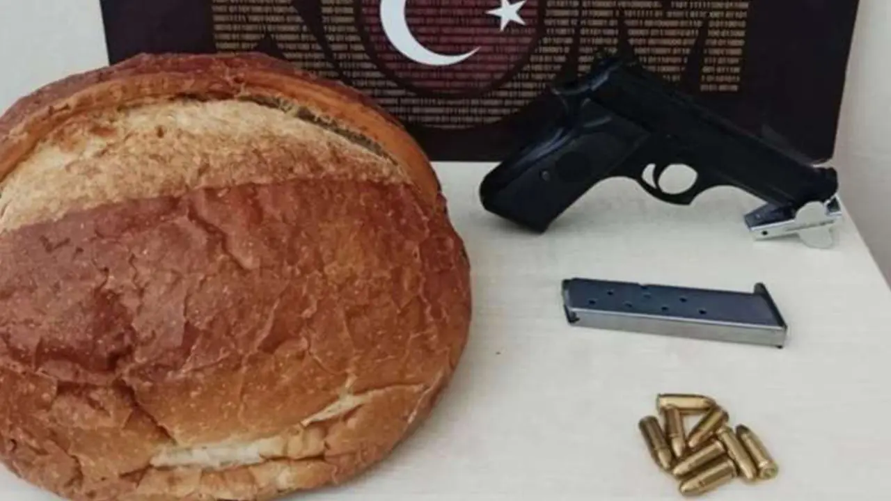 Ekmek Arasına Tabanca Sakladı! Polisten Kaçamadı...