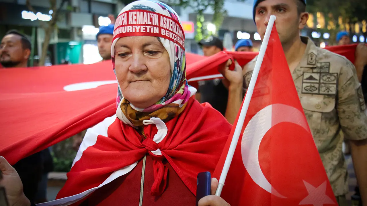 Uşak'ın Kurtuluş Gününden Eşsiz Görüntüler.. 50 Metre Bayrak Şov!