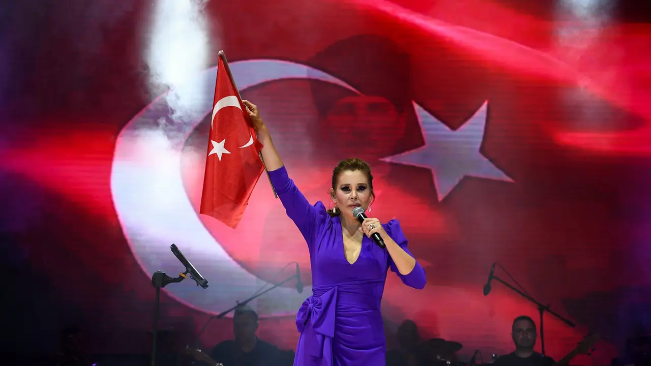 Uşak'ın Kurtuluş Gününde Funda Arar Sahne Aldı