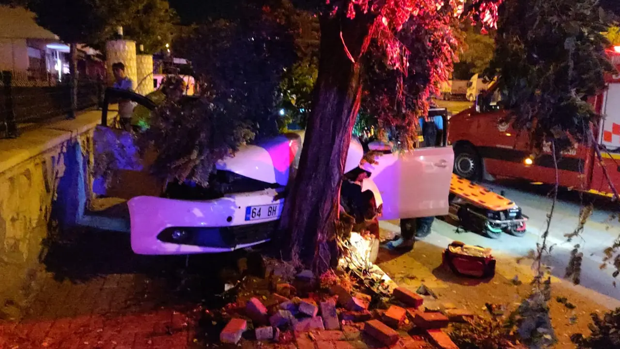 Uşak'ta Kontrolü Kaybeden Sürücü Ağaca Çarptı