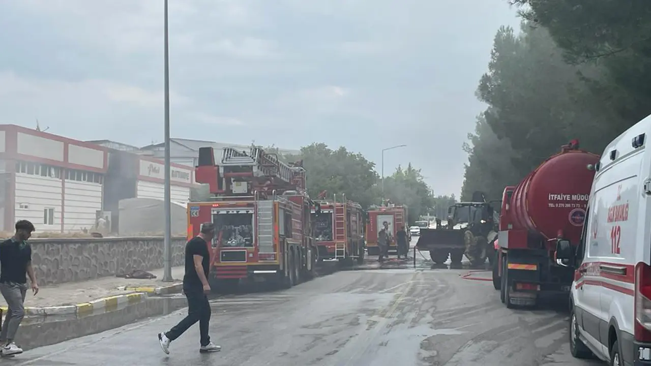 Uşak’ta Polat Battaniye Fabrikasında yangın çıktı, çok sayıda itfaiye sevk edildi..