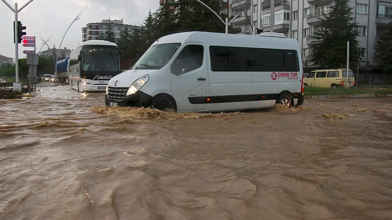 Uşak'ta ev ve işyerlerini su bastı! Sağanak sele dönüştü...
