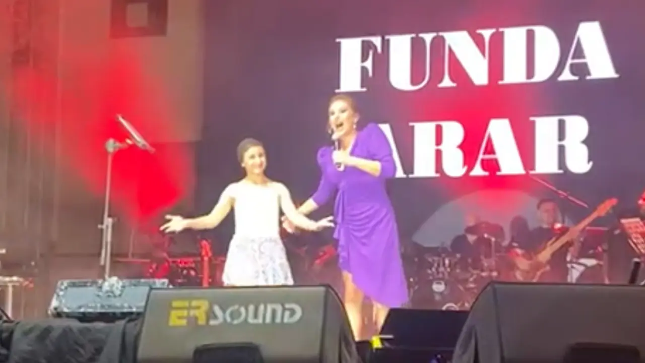 Uşak konserinde Funda Arar'dan anlamlı düet