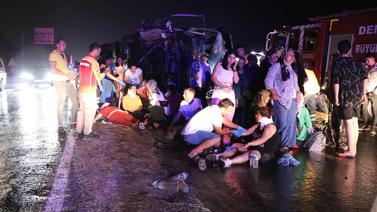Denizli'de korkunç kaza 3 kişi öldü 45 kişi yaralandı