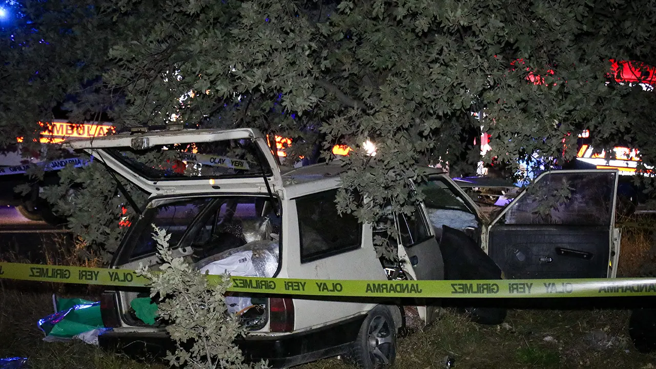 Uşak'ta Ağaca çarpan otomobildeki ölü sayısı 2'ye yükseldi