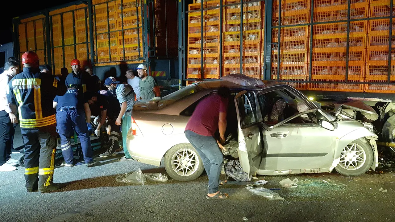 Uşak İzmir yolunda tavuk yüklü TIR'a çarptı, 6 yaşındaki çocuğu ağır yaralı