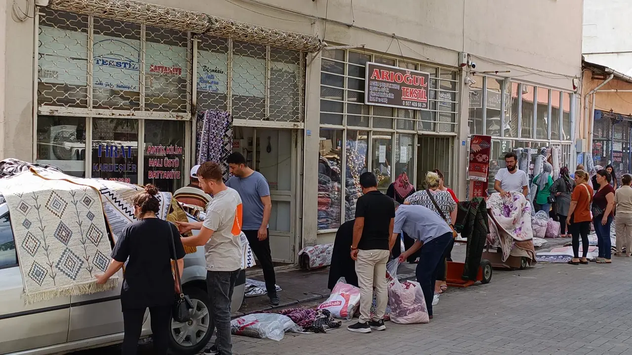 Uşak'ta sel mağduru halı, kilim ve battaniyeciler zararına satış başlattı, ilgi büyük...