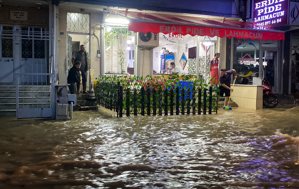 Uşak'ta yağmur yağdı, gene manzara değişmedi: cadde göl oldu