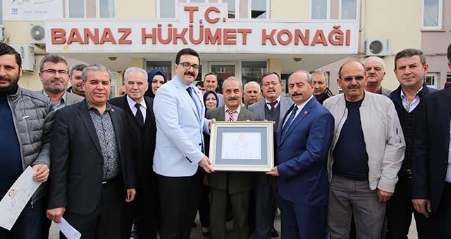 Banaz Belediye Başkanı Zafer Arpacı mazbatasını aldı