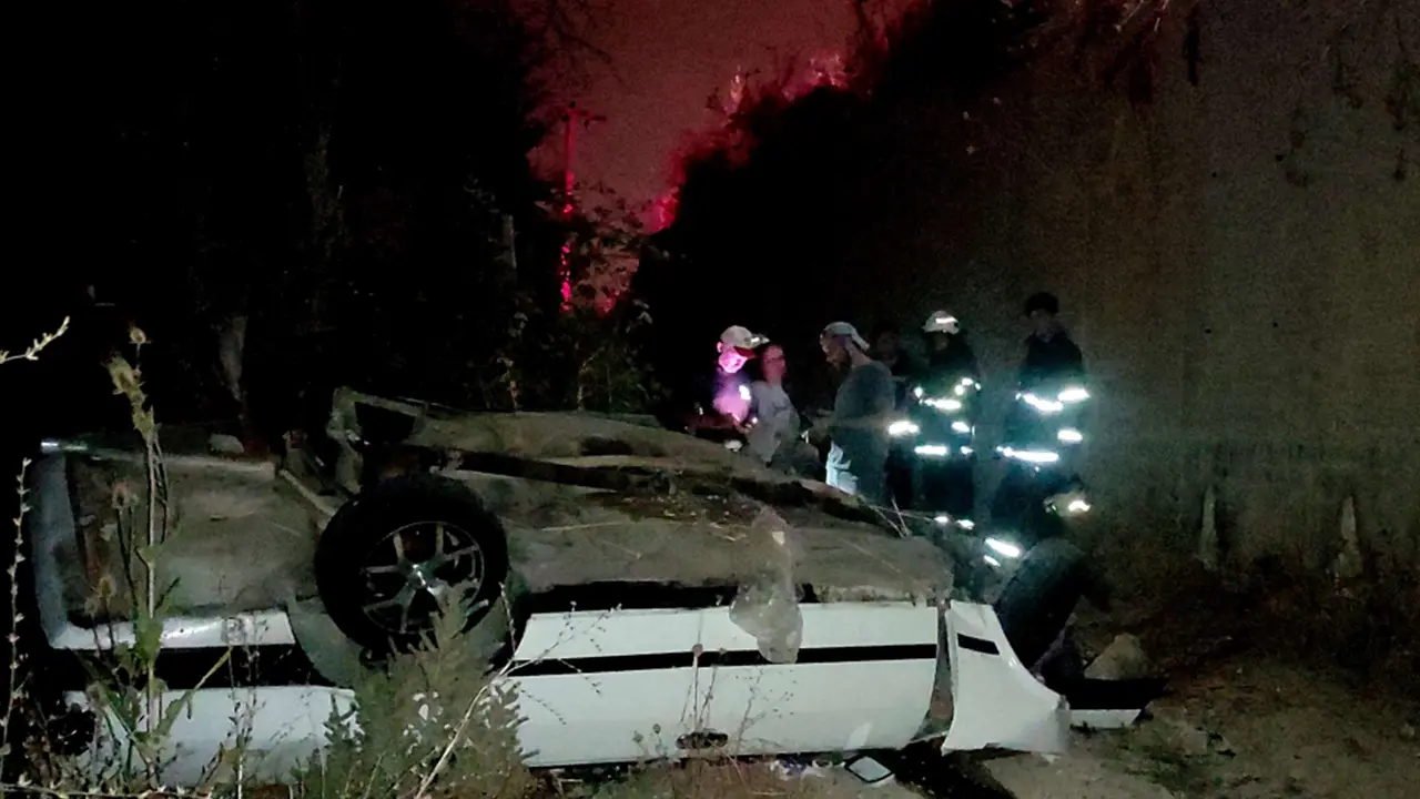 Elektrik direğine çapan otomobil savruldu, 4 metre aşağıya düştü: 2 yaralı