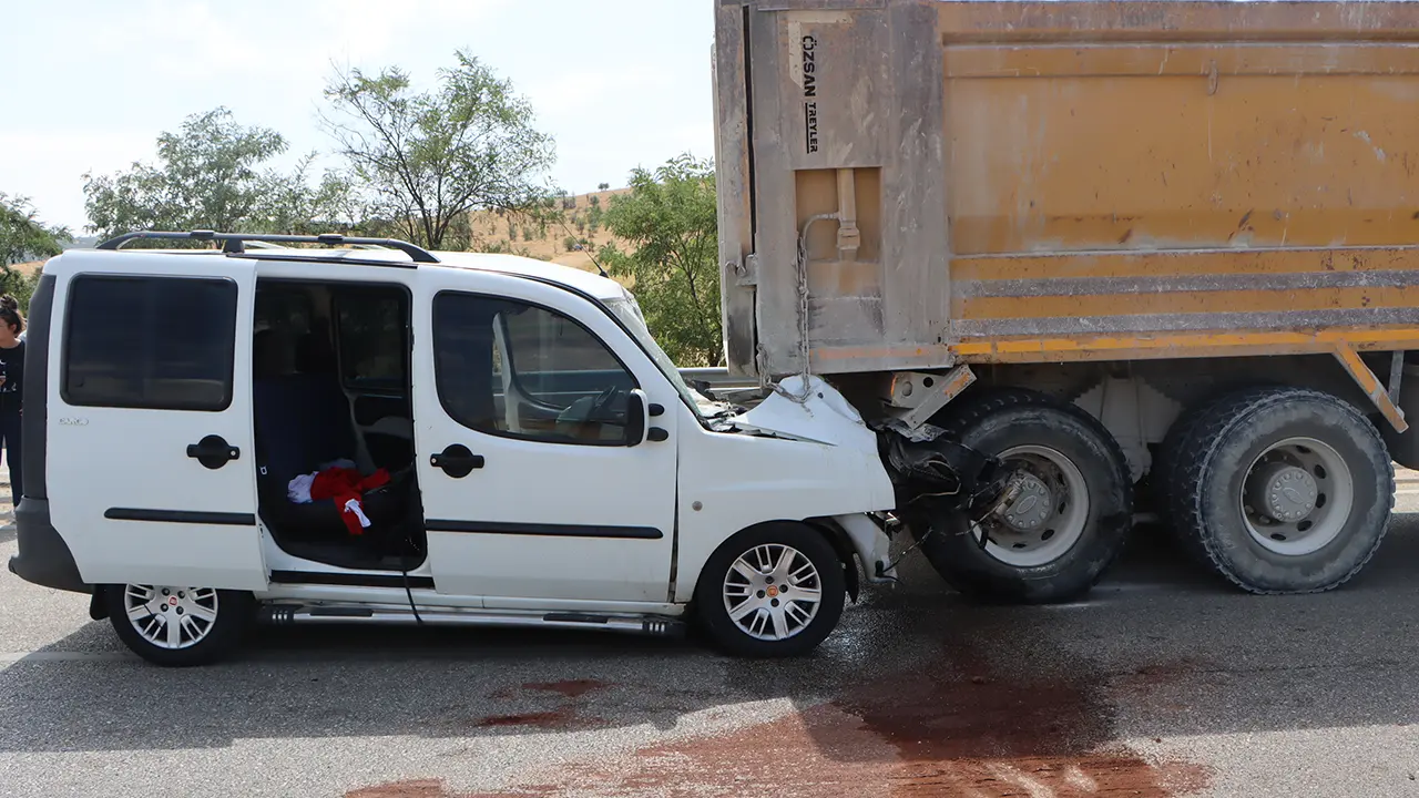 Uşak İzmir Karayolunda hafif ticari araç kamyona çarptı: 7 yaralı
