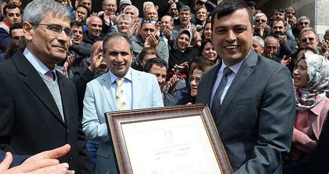 Uşak belediye başkanı Çakın, mazbatasını aldı