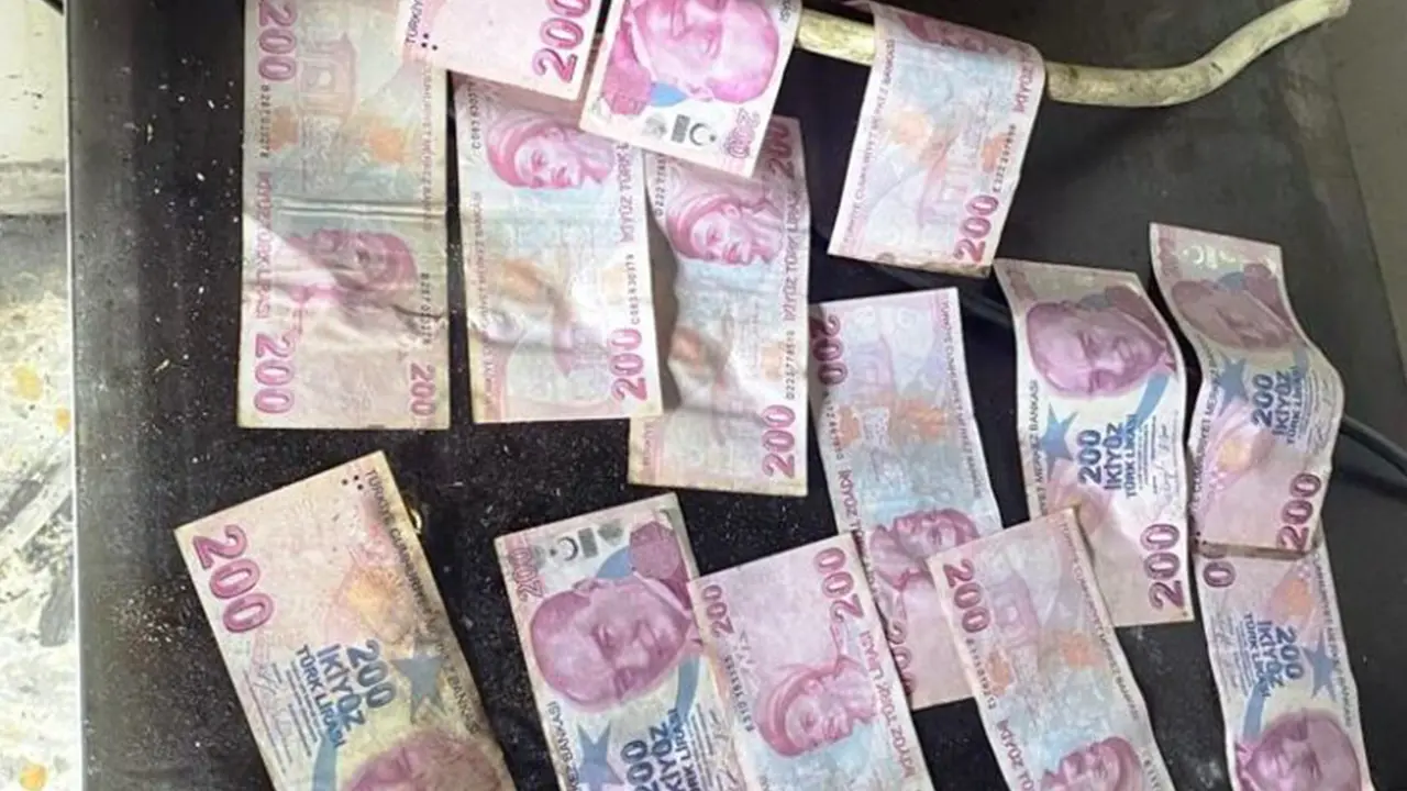 Uşak'ta Sel Basan Banka Şubesi Göl'e Döndü! Kiralık Kasası Olan Müşteriler Mağdur...