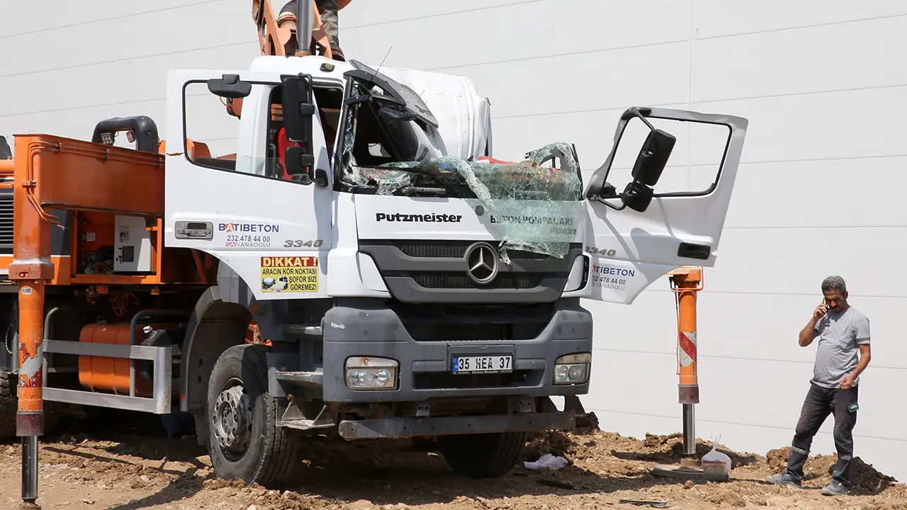 Manisa'da ürkütücü kaza! Kamyonun üzerine iş makinası devrildi, 1 yaralı