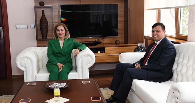 Uşak Belediye Başkanı seçilen Mehmet Çakın, Vali Funda Kocabıyık’ı makamında ziyaret etti.