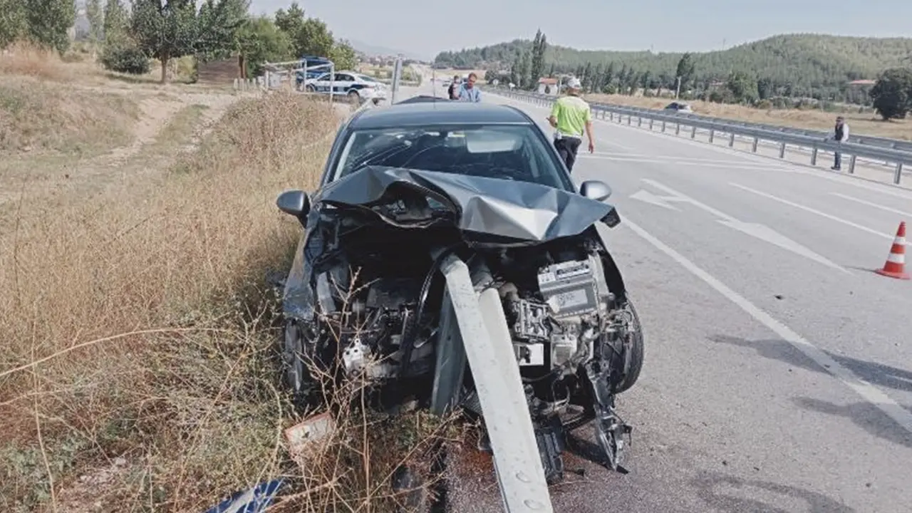 Uşak'ta ürkütücü kaza. Kontrolden çıkan araç bariyere saplandı, 2 yaralı