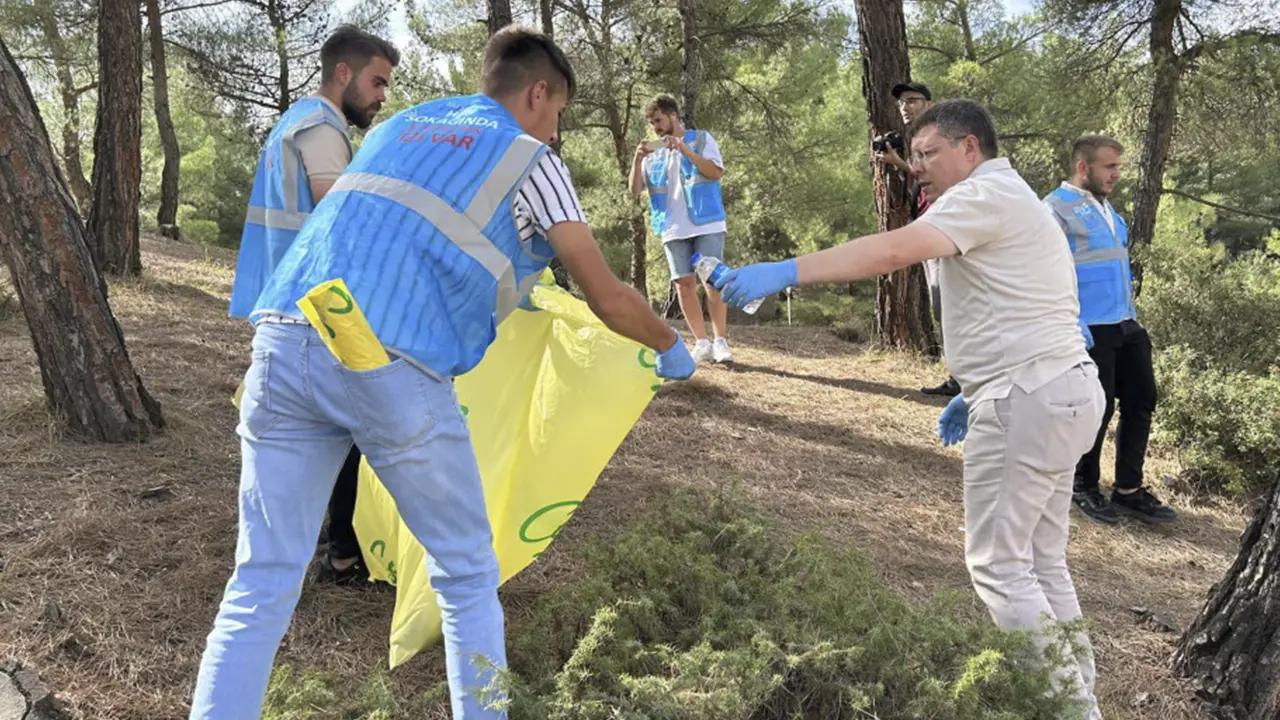 Uşak AK Parti Milletvekilleri mesire alanında çöp topladı